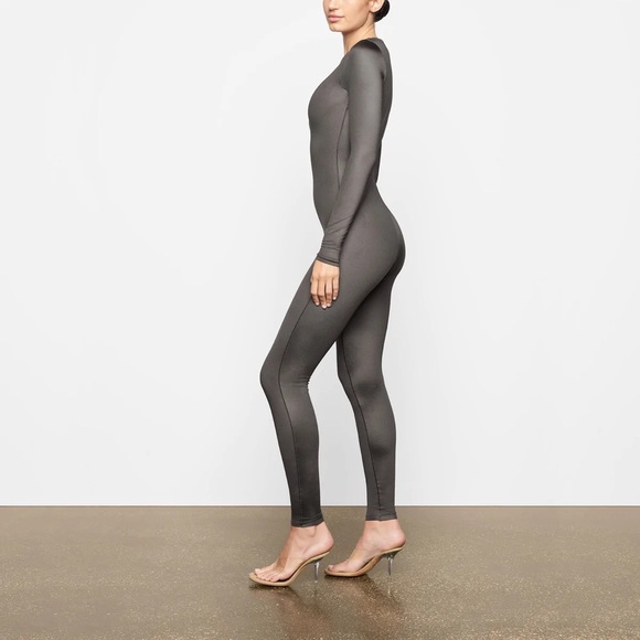 SKIMS ALL-IN-ONE SHINE CREW NECK LONG SLEEVE ONESIE IN GUNMETAL - Picture 4 of 6